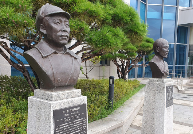 군이 육군사관학교 뿐만 아니라 국방부 청사 앞에 설치된 고(故) 홍범도 장군 흉상에 대해서도 ‘필요시 이전’을 검토하겠다고 밝혔다. 사진은 28일 서울 용산구 국방부 청사 앞에 설치된 고(故) 홍범도 장군 흉상 모습. ⓒ News1