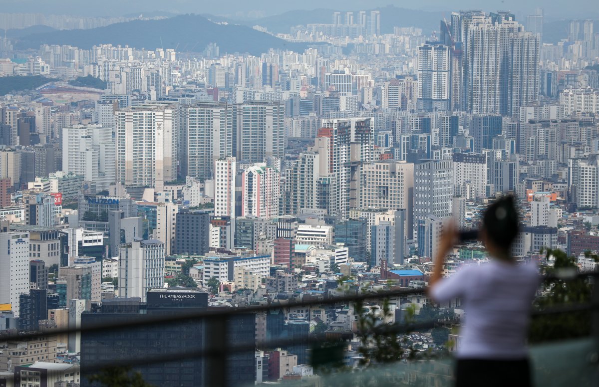 남산에서 바라본 도심 아파트 단지. 2023.8.21/뉴스1