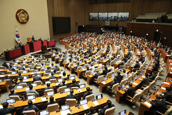 24일 오후 서울 여의도 국회에서 열린 제409회 국회(임시회) 제1차 본회의에서 국민의힘 의원들은 ‘방탄국회 회기꼼수, 민주당은 각성하라’가 적힌 피켓을, 더불어민주당 의원들은 ‘후쿠시마 원전오염수 해양투기 반대한다’가 적힌 피켓을 붙이고 있다. 뉴스1