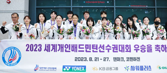 2023 세계배드민턴연맹(BWF) 세계선수권대회 여자 단식 정상에 오른 안세영(앞줄 왼쪽 다섯 번째)을 비롯한 대표팀 선수들이 29일 오전 인천국제공항을 통해 귀국해 기념촬영을 하고 있다. 2023.8.29/뉴스1