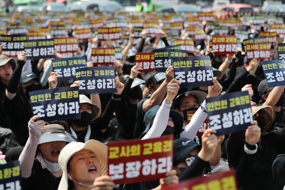 29일 서울 종로구 정부서울청사 인근 도로에서 열린 서이초 교사 추모식 및 교사생존권을 위한 집회에서 참가자들이 교사 처우 개선 등을 촉구하고 있다. 2023.7.29/뉴스1