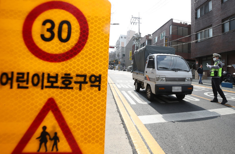 어린이보호구역(스쿨존)에서 경찰이 단속을 하고 있다. 뉴시스