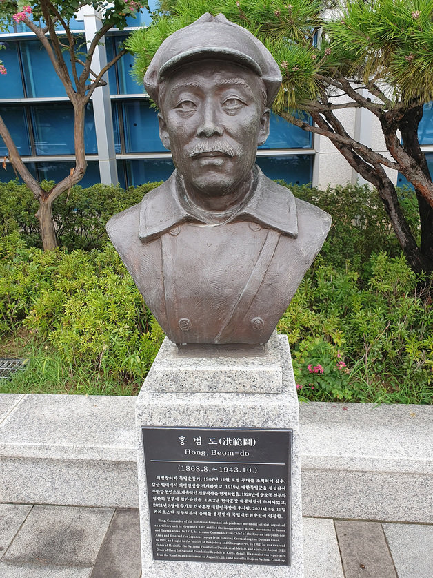 군이 육군사관학교 뿐만 아니라 국방부 청사 앞에 설치된 고(故) 홍범도 장군 흉상에 대해서도 ‘필요시 이전’을 검토하겠다고 밝혔다. 사진은 28일 서울 용산구 국방부 청사 앞에 설치된 고(故) 홍범도 장군 흉상 모습. 뉴스1