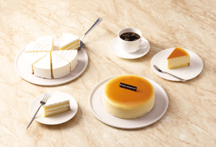 서울드래곤시티는 페이스트리 장인의 노하우로 케이크 HMR 2종을 출시했다. ‘순수 우유 케이크’는 국내산 연유 100% 생크림으로 부드러움을 더했다. ‘클래식 치즈 케이크’는 녹진한 식감을 극대화한 수제 케이크다.