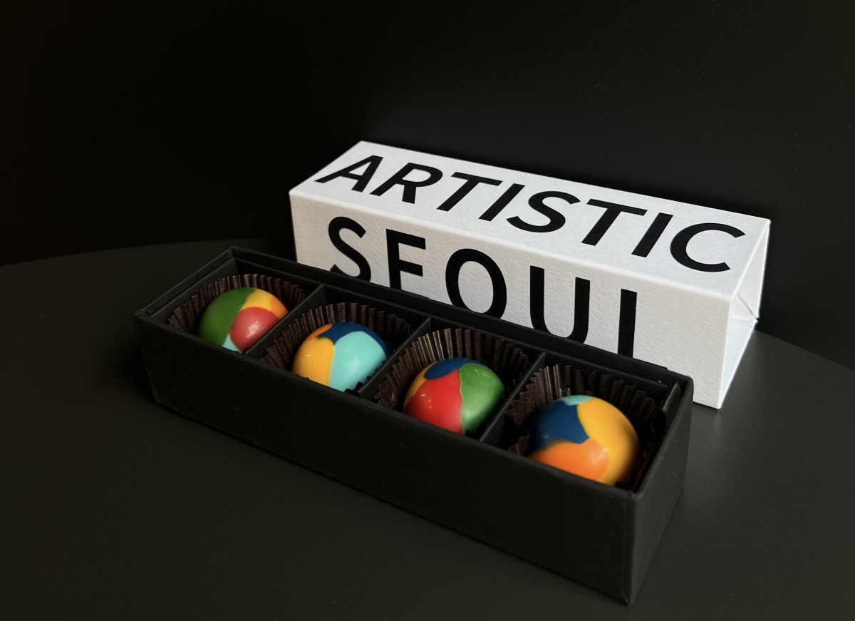 서울 신라호텔도 프리즈 입장권, 객실·라운지 이용, 증정품 등이 포함된 패키지를 판매한다. 증정품으로 신라호텔 파티시에가 프리즈에 전시될 예술작품에서 영감을 받아 제작한 초콜릿(위 사진)을 제공한다. 호텔신라 제공