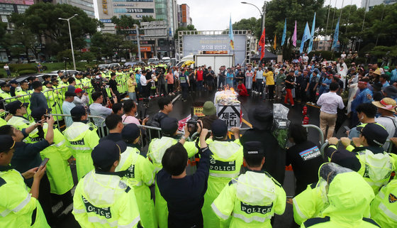 일본 핵오염수 해양투기 및 CPTPP 저지 제주범도민운동본부가 29일 오후 제주시 노형오거리에서 열린 일본 핵오염수 해양투기 규탄 3차 제주범도민대회에서 생선을 불태우는 퍼포먼스를 하고 있다. 2023.8.29/뉴스1