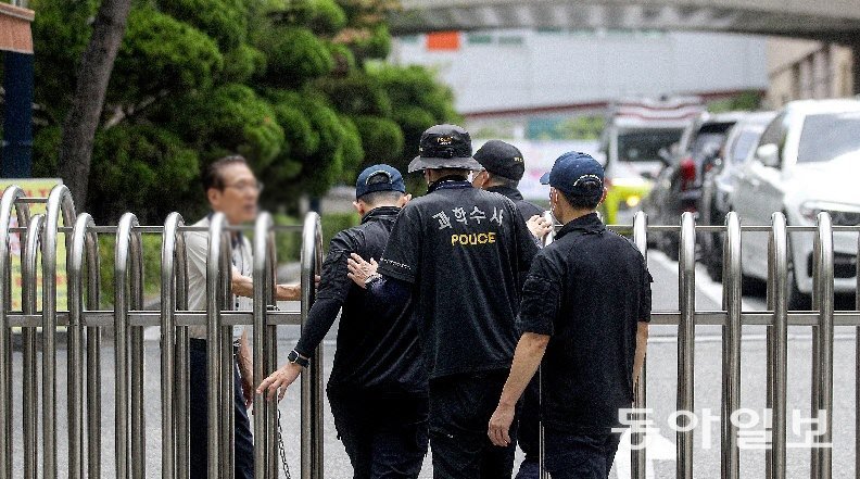 이달 4일 대전 대덕구의 한 고등학교에서 교사가 제자의 흉기에 피습당하는 사건이 발생했다. 사건 취재를 위해 기자가 현장으로 급하게 갔지만 촬영할 수 있었던 건 과학수사대원들의 뒷모습뿐이었다. 대전=송은석 기자 silverstone@donga.com