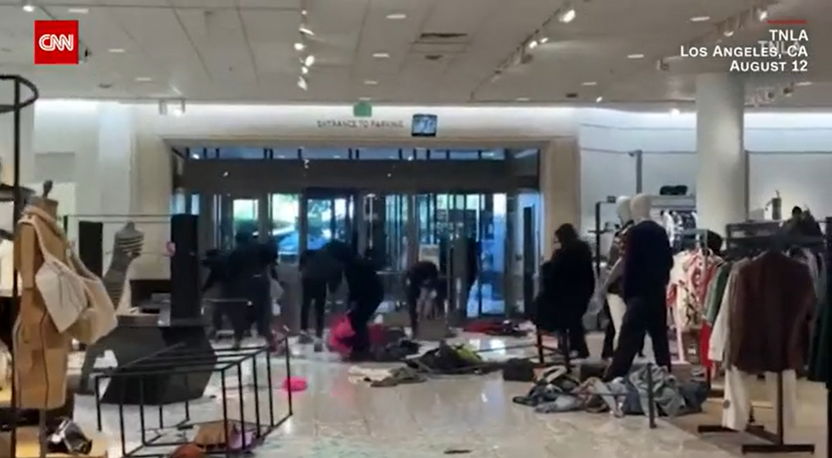 12일 LA 노드스트롬 백화점에서 물건을 쓸어간 도둑들. 30~50명의 도둑들이 대담하게 플래시몹처럼 절도를 저질렀다. 범인은 아직 다 잡히지 않았다. CNN 화면 캡처