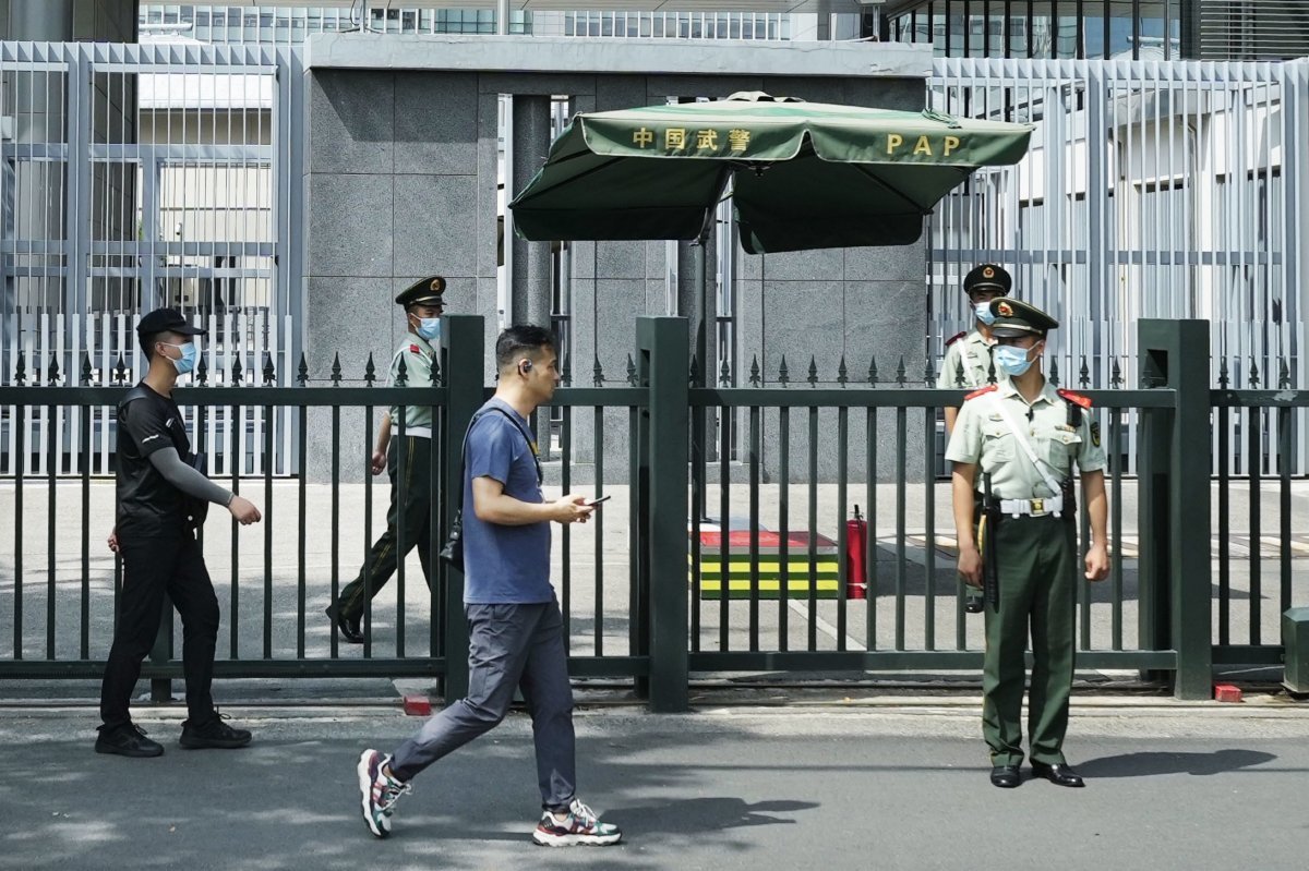 반일 감정 고조 여파로 
일부 중국인이 중국 곳곳의 일본인학교 등에 돌과 계란을 던지자 26일 베이징 주재 일본대사관의 경비 또한 강화됐다. 게티이미지