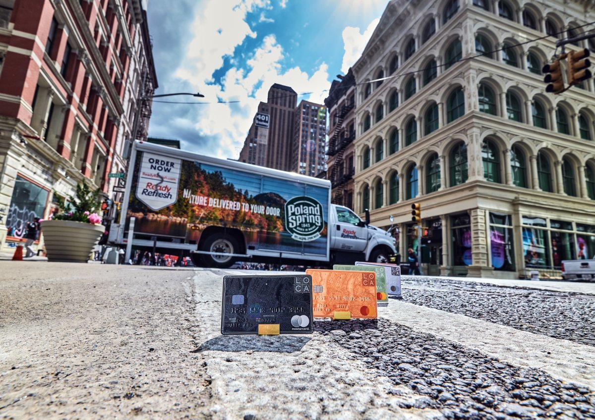 뉴욕 소호(SoHo) 거리를 배경으로 ‘LOCA’ 시리즈 카드의 모습을 촬영했다.