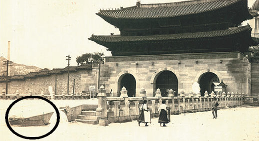 1910년대 서울 광화문 월대에 있던 서수상(원 안). 국사편찬위원회 제공