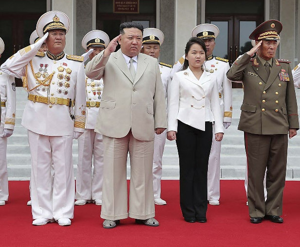 김정은 북한 국무위원장(왼쪽에서 두 번째)이 딸 주애와 함께 북한의 해군절(28일) 하루 전인 27일 해군사령부를 방문해 장병들을
 격려했다고 북한 노동신문이 29일 보도했다. 사진은 김 위원장이 장병들과 함께 거수경례하는 모습. 김 위원장과 주애의 동행이 
보도된 건 앞서 5월 정찰위성 발사 준비 현지 지도 이후 약 100일 만이다. 노동신문 뉴스1