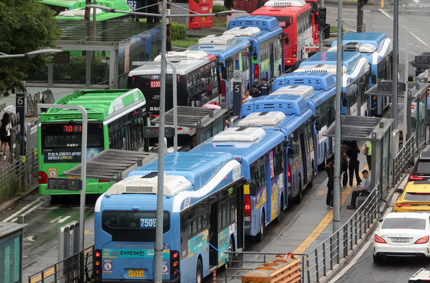 내년 7월부터 한 달에 21회 이상 대중교통을 이용하면 20%를 할인 받는 지하철·버스통합권 ‘케이패스(K-pass)가 도입된다. 사진은 29일 오후 서울역 버스정류소 모습. 2023.8.29/뉴스1