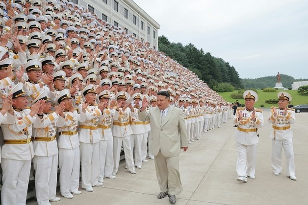 북한 노동당 기관지 노동신문은 29일 “김정은 동지께서 해군절에 즈음해 8월27일 조선인민군 해군사령부를 방문하시고 영용한 인민해군의 전체 장병들을 축하격려했다”라고 보도했다. (평양 노동신문=뉴스1)