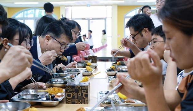 장상윤 교육부 차관(왼쪽 두번째)이 30일 충남 부여 백제초등학교를 방문해 학생들과 함께 급식으로 오찬을 하고 있다. (교육부 제공)