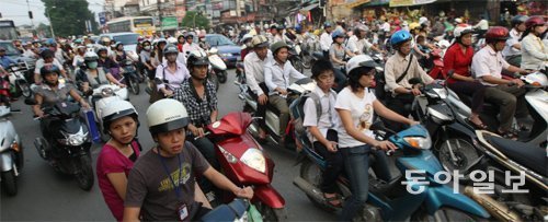 베트남 하노이 시내에는 오토바이를 타고 이동하는 사람들로 가득하다 / 출처=동아일보