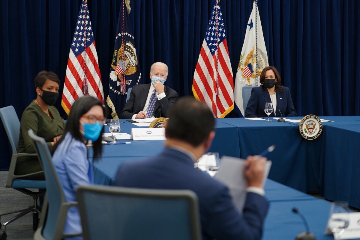 조 바이든 대통령과 카멀라 해리스 부통령이 애틀랜타 총격 사건 후 아시아계 지도자들과 사태 재발 방지책을 논의하는 모습. 위키피디아