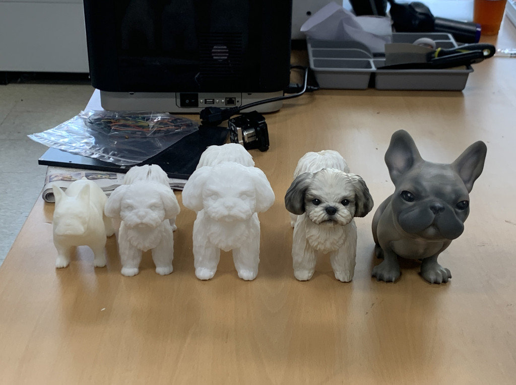 사진으로 반려동물의 모습을 재현하는 마인3디피의 3D 프린터 시제품들 / 출처=IT동아