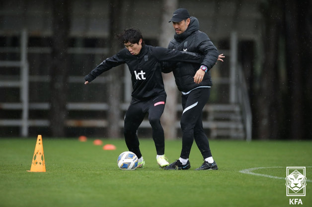 마이클 김 코치(오른쪽). 대한축구협회 제공 2022.1.23 뉴스1