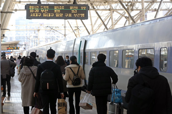 설 명절 연휴가 시작된 21일 서울역에서 귀성객들이 고향으로 출발하는 열차를 타기 위해 발걸음을 옮기고 있다. 2023.1.21. 뉴스1