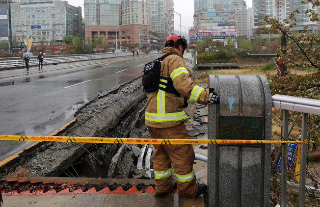 5일 오전 경기 성남시 분당구 정자동 정자교 보행로 일부 구간과 난간이 붕괴되는 사고가 발생, 출동한 소방구조대원이 분주히 움직이고 있다. 이 사고로 30대 여성 A씨가 숨지고 30대 남성 B씨는 중상을 입어 병원에서 치료 중이다. 2023.4.5/뉴스1