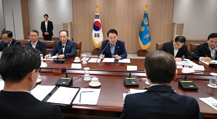 윤석열 대통령이 31일 서울 용산 대통령실에서 열린 19차 비상경제민생회의를 주재하고 있다. 2023.08.31 대통령실 제공