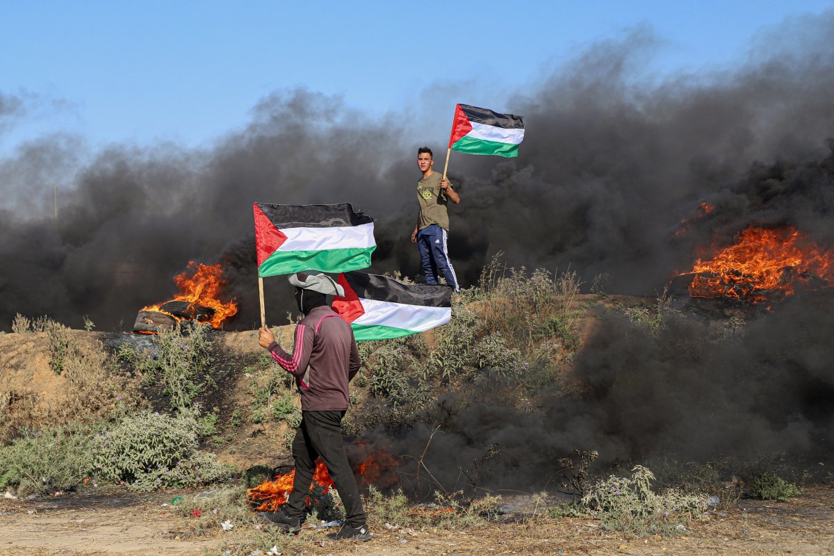 7월 3일(현지 시각) 이스라엘군이 팔레스타인 가자지구 내 가자시티에 대규모 군사작전을 벌이자, 이를 규탄하는 팔레스타인 남성들이 팔레스타인 기를 들고 항의하고 있다.  가자시티=신화 뉴시스