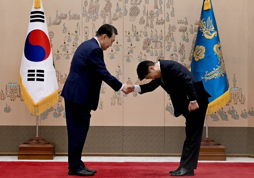 25일 서울 용산 대통령실에서 열린 윤석열 대통령이 이동관 신임 방송통신위원회 위원장에게 임명장을 전달하고 있다. 대통령실사진기자단