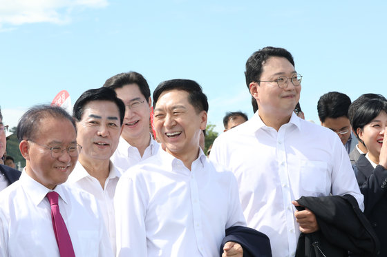 국민의힘 김기현 대표, 윤재옥 원내대표 등 지도부가 31일 전남 순천만국제정원박람회장에서 열린 현장최고위원회의에 앞서 노관규 순천시장에게 현장 브리핑을 받고 있다. 2023.8.31 뉴스1