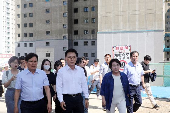 지난 7월 박광온 더불어민주당 원내대표가 인천 서구 검단 아파트 부실시공현장을 방문해 공사장을 둘러보고 있다. 2023.8.4 뉴스1