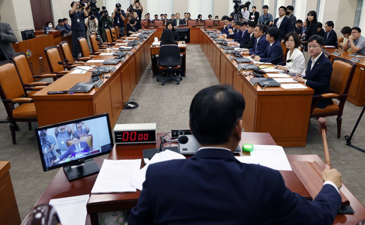 김교흥 국회 행정안전위원장이 31일 서울 여의도 국회에서 열린 행정안전위원회 전체회의에서 국민의힘 소속 의원들이 퇴장한 가운데 더불어민주당 등 야당 단독으로 ‘이태원 참사 특별법’을 통과시키고 있다. 2023.8.31. 뉴스1