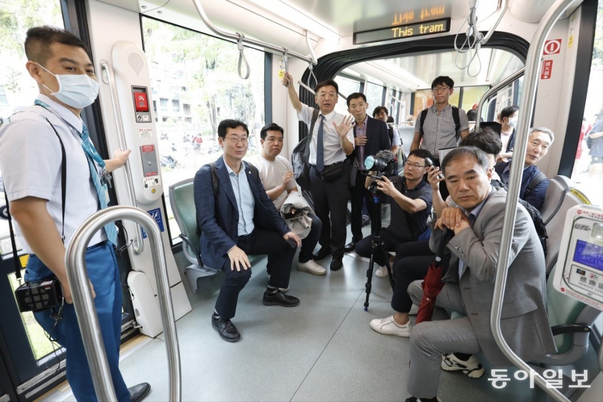 정명근 경기 화성시장이 31일 대만 가오슝 트램을 직접 시승한 뒤 가오슝 트램 민간운영사 ‘KRTC’ 관계자와 트램 운영방식 등에 관해 이야기하고 있다.