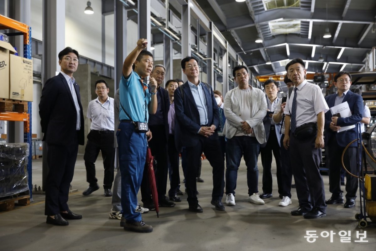 정명근 경기 화성시장(왼쪽에서 다섯 번째)과 방문단이 31일 대만 가오슝 트램 민간운영사 ‘KRTC’ 관제실을 방문해 설명을 듣고 있다.
