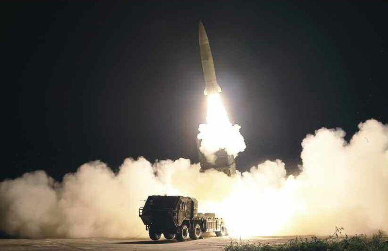 30일 밤 북한의 단거리탄도미사일(SRBM)의 발사 모습. 노동신문 뉴스1