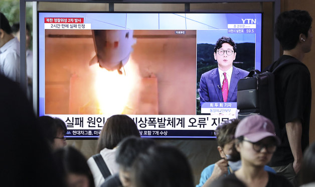 북한이 85일 만에 군사정찰위성 발사 재시도한 지난 24일(한국시간) 서울시 중구 서울역 대합실에서 시민들이 관련 뉴스를 시청하고 있다. 2023.8.24/뉴스1