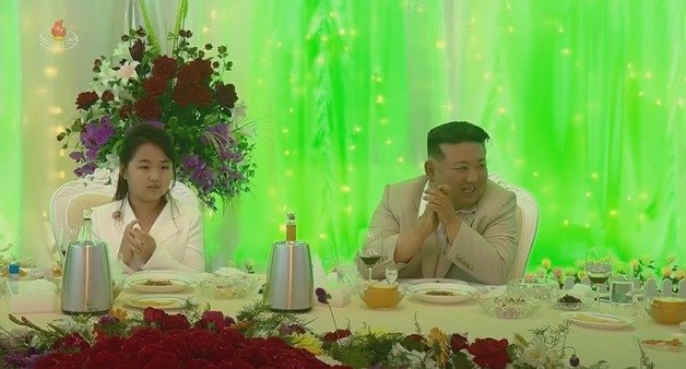 김정은 총비서와 함께 해군절 기념 연회에 참석한 김주애의 모습.(조선중앙TV 갈무리.)