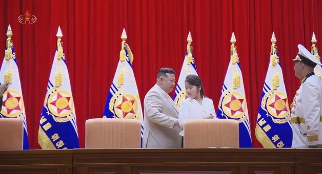 김정은 총비서가 해군절 기념 연설을 하고 내려오는 모습.(조선중앙TV 갈무리.)