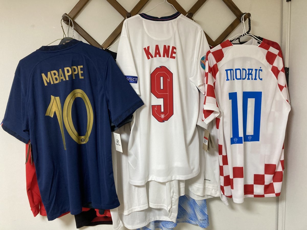 한 씨가 소장하고 있는 유니폼 모음. (왼쪽부터) 프랑스, 잉글랜드, 크로아티아 소속의 유명 축구 선수 유니폼으로 아직까지 유니폼의 태그(Tag)를 떼지 않을 정도로 소중히 보관 중이다. 한지용 제공