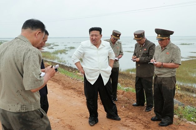 지난 8월21일 평안남도간석지 건설종합기업소 안석간석지 피해복구 현장을 현지지도하고 있는 김정은 총비서 모습. (평양 노동신문=뉴스1) =