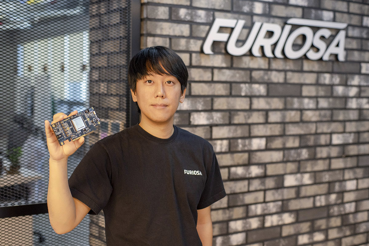 고병건 퓨리오사 AI 알고리즘 팀 파트 리더가 1세대 반도체 ‘워보이(WARBOY)’를 들고 있다 / 출처=IT동아