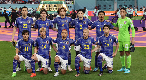 1일(현지시간) 저녁 카타르 도하 칼리파 스타디움에서 열린 2022 카타르 월드컵 조별리그 E조 3차전 스페인과 일본의 경기에서 일본 선수들이 기념사진을 찍고 있다. 2022.12.2/뉴스1