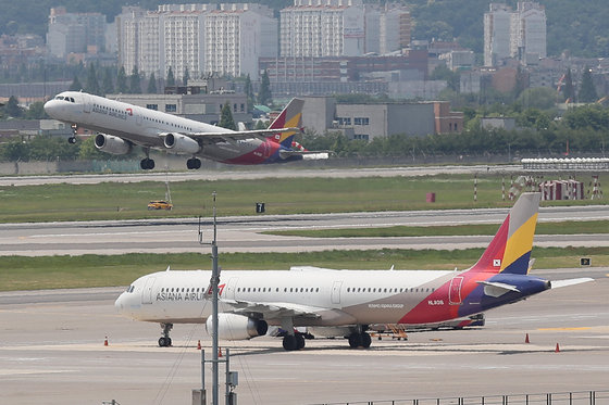 서울 강서구 김포공항 계류장에 아시아나항공 여객기가 이륙을 앞두고 있는 모습. 사진은 기사와 관련 없음. 2023.6.6/뉴스1