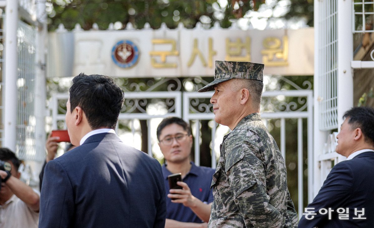 박정훈 대령과 변호인 측이 군사법원 출입문 앞에서 대기하고 있다. 송은석기자 silverstone@donga.com