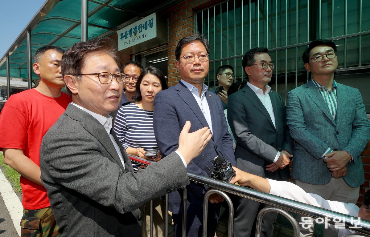 더불어민주당 법제사법위원회 위원들이 1일 오후 서울 용산구 국방부 군사법원을 항의 방문을 하고 있다. 송은석기자 silverstone@donga.com