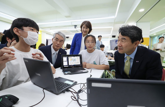 이주호 사회부총리 겸 교육부 장관이 30일 경남 창원시 성산구 상남초등학교를 찾아 경남교육청이 구축한 교수·학습플랫폼 ‘아이톡톡’과 스마트기기 ‘아이북’을 활용해 학생들이 수업하는 모습을 참관하고 있다. 2023.6.30/뉴스1