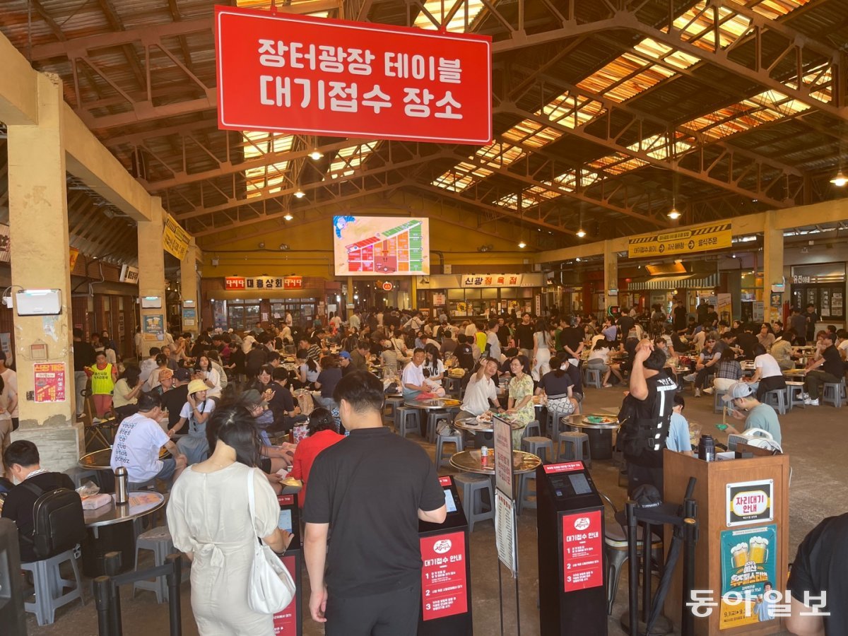 1일 충남 예산군 예산상설시장에서 ‘2023 맥주 페스티벌’을 즐기러 찾아온 방문객들이 중앙홀 테이블 자리에 가득차 있다. 예산=이정훈 기자