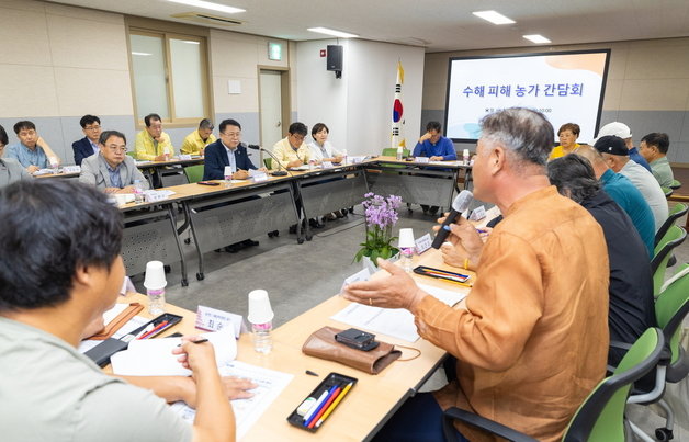 정헌율 전북 익산시장이 1일 시청 북부청사 3층 강당에서 수해 농민과의 간담회를 열고 전날 기자간담회에서 한 자신의 부적절한 발언에 대해 사과했다.(익산시 제공)2023.9.1./뉴스1