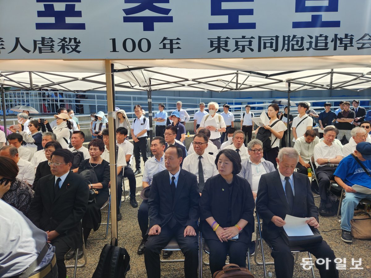 친북 단체인 재일본조선인총연합회(총련)가 주최한 간토대지진 100년 조선인 학살 추도모임에 윤미향 무소속 의원(오른쪽 두번째)이 참석해 추도사를 듣고 있다. 총련 측은 이날 행사에서 한국을 “남조선 괴뢰 도당”이라고 비난했다.  도쿄=이상훈 특파원 sanghun@donga.com