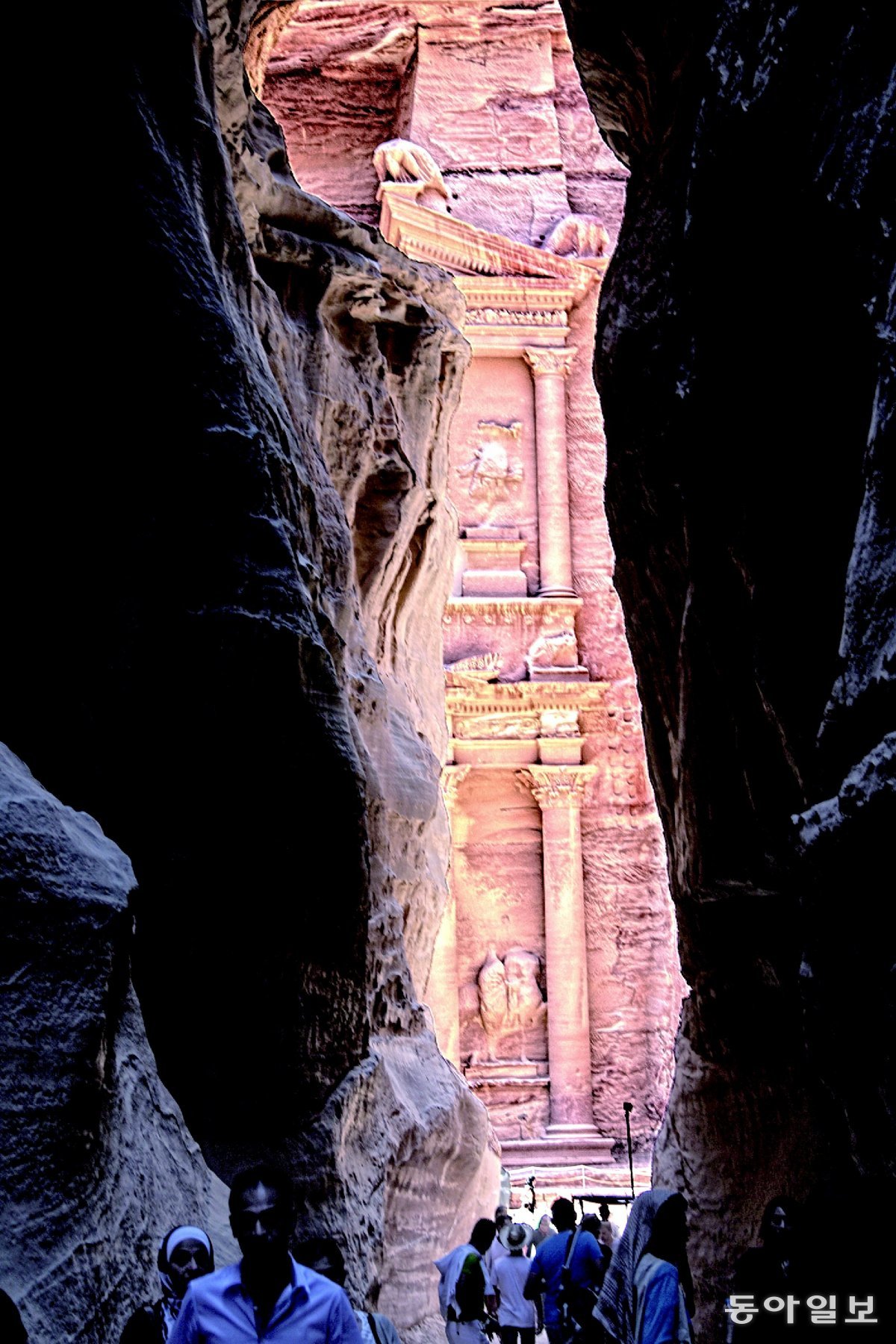 요르단 페트라의 1.2km 구간의 바위 협곡인 알시끄를 지나면 웅장한 건축물인 알카즈네흐가 나타난다.