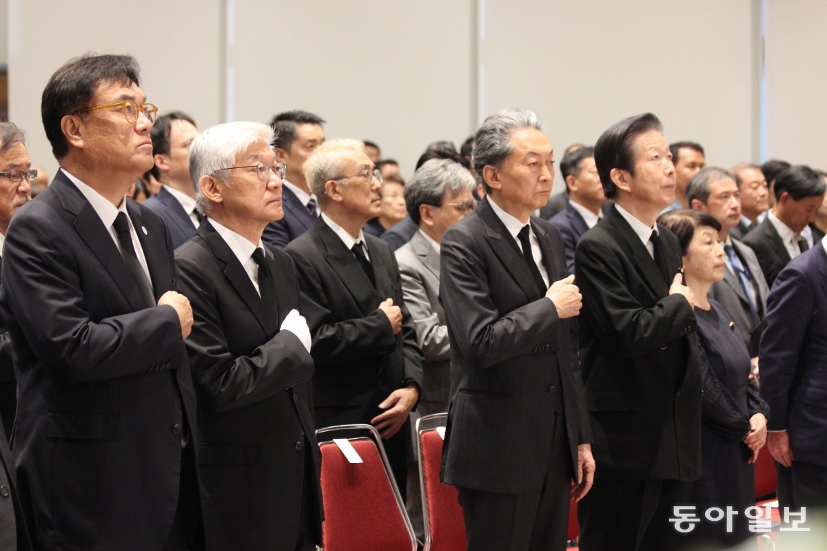 1일 일본 도쿄 지요다구 도쿄국제포럼에서 열린 ‘간토대지진 한국인 순난자 추념식’에서 참석자들이 희생자들을 추모하고 있다. 앞줄 
왼쪽부터 한일의원연맹 회장 국민의힘 정진석 의원, 윤덕민 주일 한국대사, 하토야마 유키오 전 일본 총리, 연립 여당 공명당 
야마구치 나쓰오 대표. 도쿄=이상훈 특파원 sanghun@donga.com